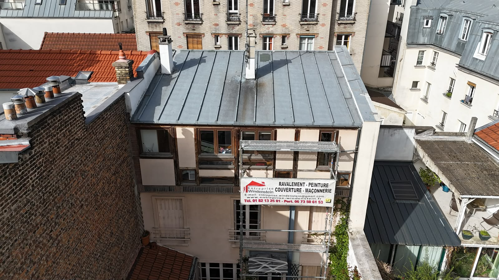 Toiture en zinc et échafaudage portant une enseigne Entreprise Windenstein à Vincennes