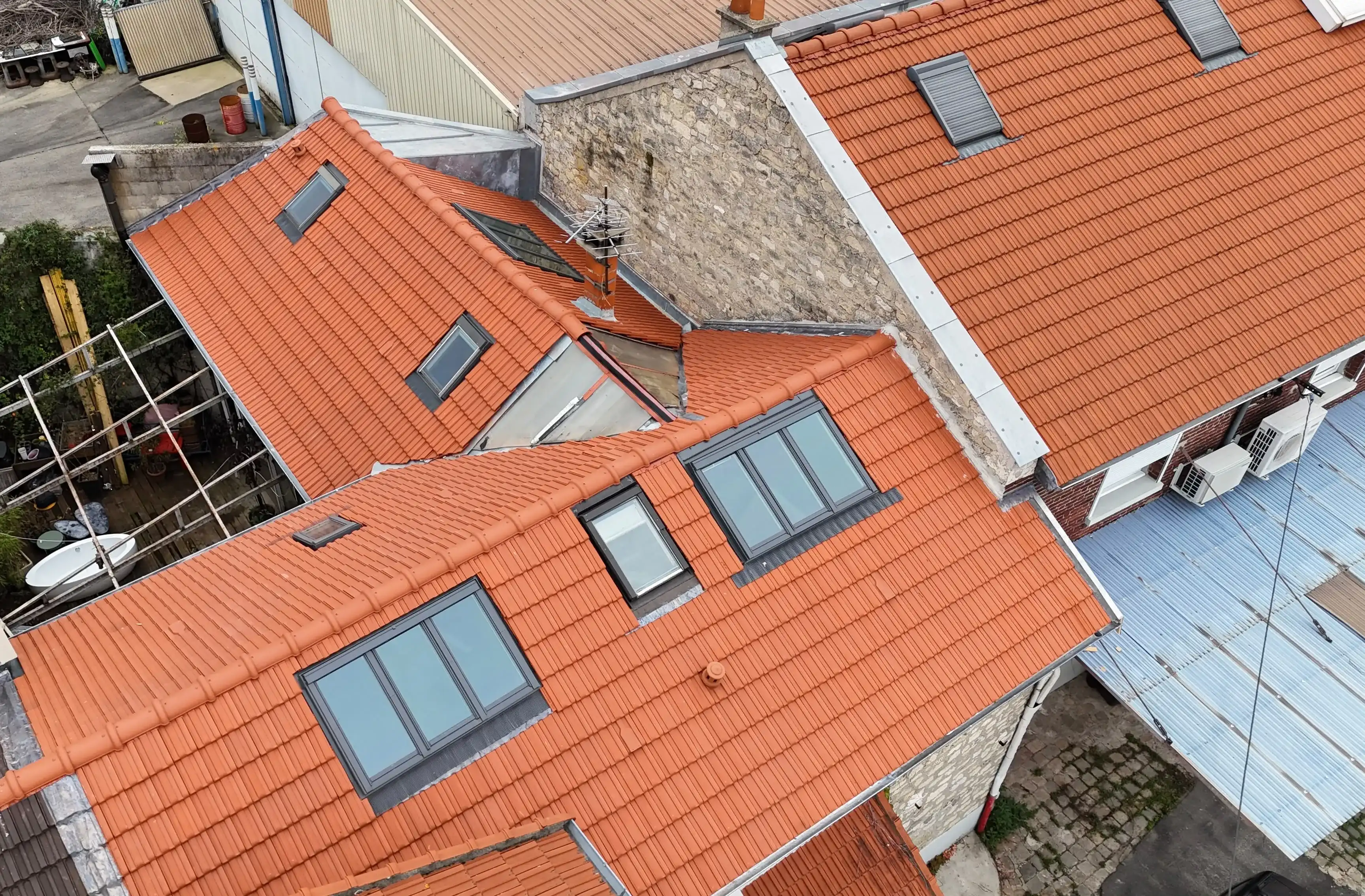 Rénovation d’une toiture en tuiles avec fenêtres de toit à Montreuil