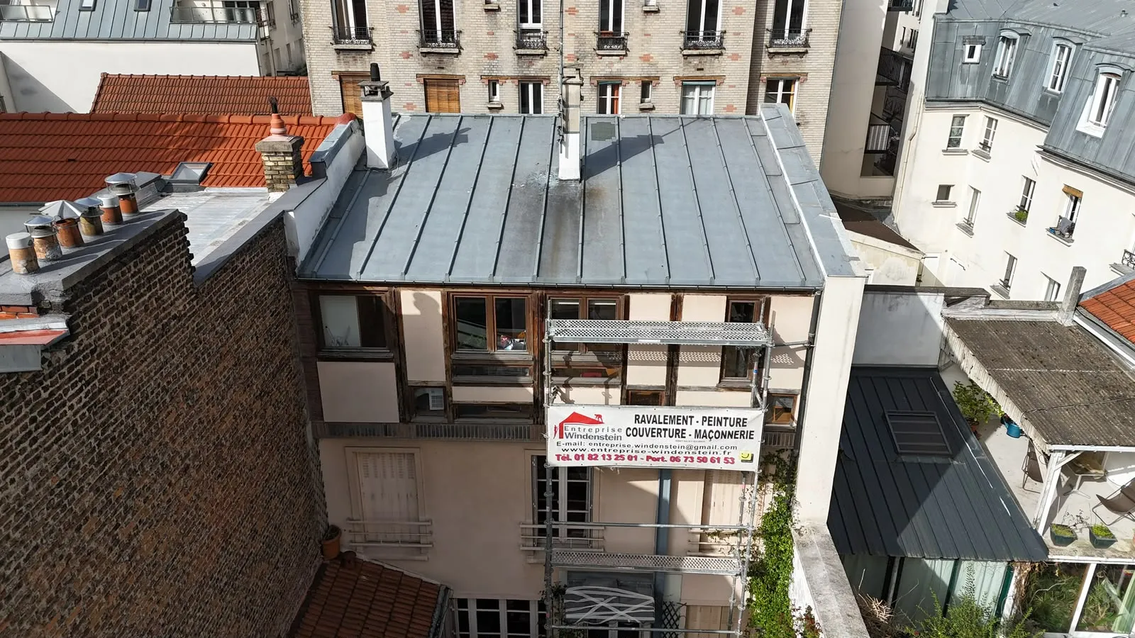 Toiture en zinc à joint debout rénovée par un couvreur à Montreuil